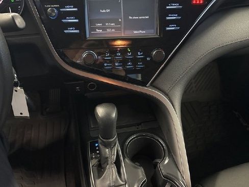 Used 2018 Toyota Camry LE image 11