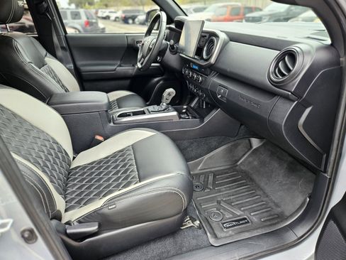 Used 2021 Toyota Tacoma TRD Sport w/ Technology Package image 12