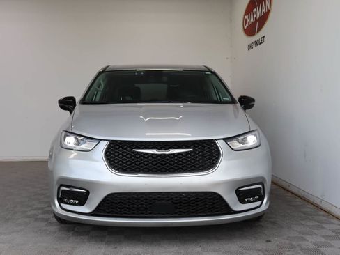 Used 2024 Chrysler Pacifica Touring-L FWD image 2