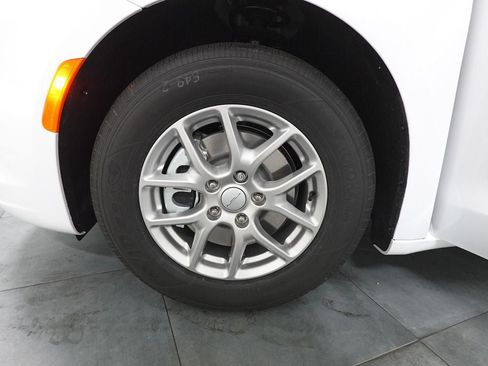 New 2027 Chrysler Pacifica Select FWD image 31