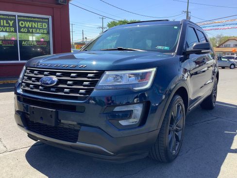 Used 2017 Ford Explorer XLT w/ Equipment Group 202A AWD/4WD image 3