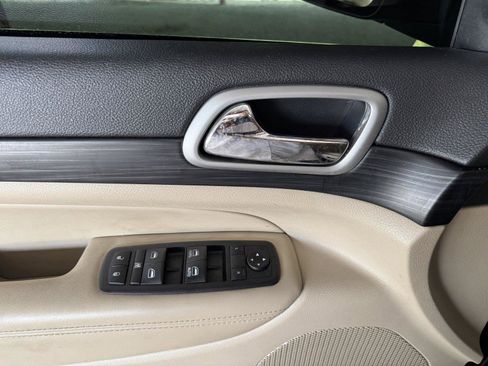 Used 2019 Jeep Grand Cherokee Laredo AWD/4WD image 26