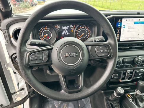 Used 2025 Jeep Gladiator Sport AWD/4WD image 14