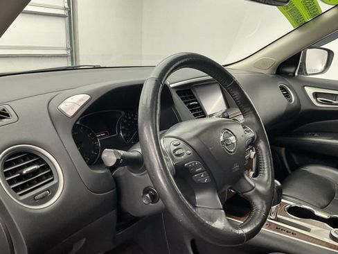 Used 2019 Nissan Pathfinder Platinum image 18