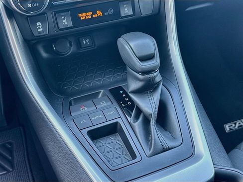 Used 2019 Toyota RAV4 XLE w/ Convenience Package FWD image 16