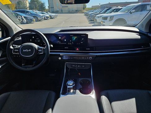 Used 2025 Kia Carnival SX w/ SX Dark Edition Package image 10