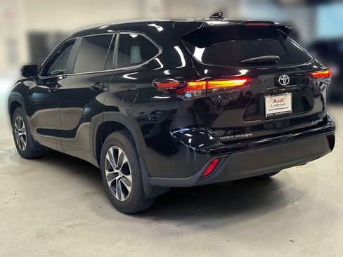Used 2024 Toyota Highlander XLE AWD/4WD image 6