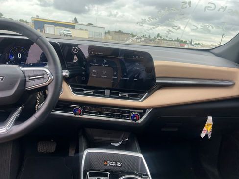 Used 2025 Chevrolet Equinox ACTIV w/ Safety and Technology Package FWD image 18