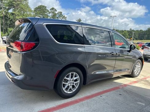 Used 2022 Chrysler Voyager LX FWD image 5