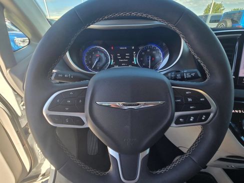Used 2024 Chrysler Pacifica Touring-L FWD image 34