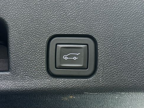 Used 2025 Chevrolet Traverse LT FWD image 31