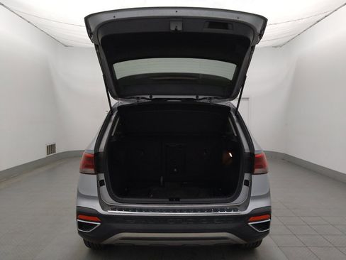 Used 2023 Volkswagen Taos SE w/ Panoramic Sunroof Package FWD image 29