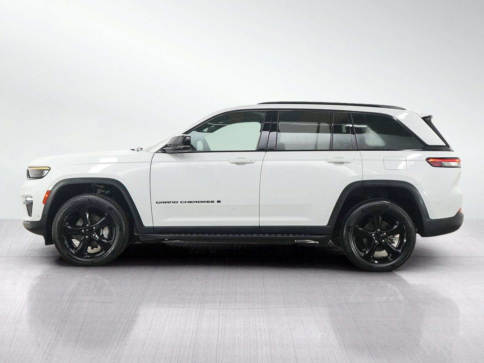 Used 2024 Jeep Grand Cherokee Limited w/ Luxury Tech Group II AWD/4WD image 3