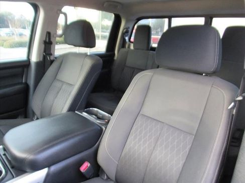 Used 2018 Nissan Titan SV w/ SV Convenience Package image 18