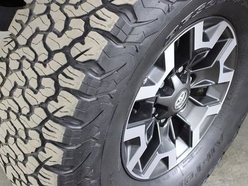 Used 2018 Toyota Tacoma TRD Off-Road image 37