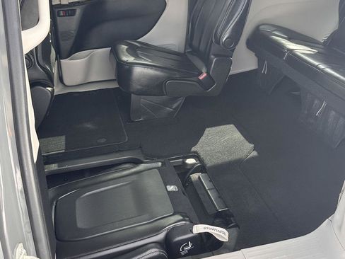 Used 2023 Chrysler Pacifica Touring-L image 14