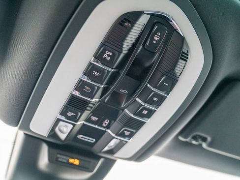 Certified 2025 Porsche Macan image 19