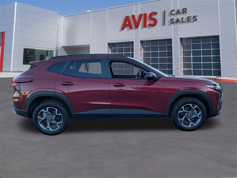 Used 2025 Chevrolet Trax LT w/ LT Convenience Package image 5