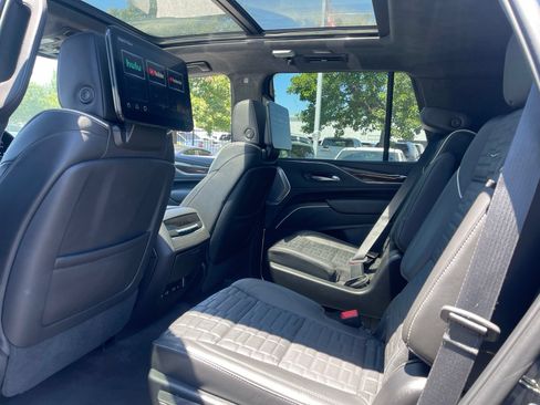 Used 2024 Cadillac Escalade Premium Luxury Platinum AWD/4WD image 4