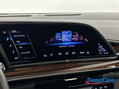 Used 2024 Cadillac Escalade Premium Luxury AWD/4WD image 25