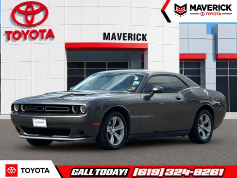 Used 2015 Dodge Challenger SXT RWD image 1