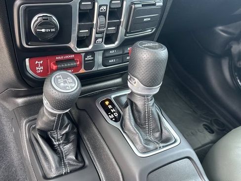 Certified 2025 Jeep Gladiator Mojave AWD/4WD image 32