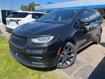 Used 2022 Chrysler Pacifica Limited w/ Uconnect Theater Family Group