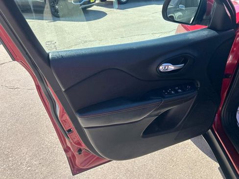 Used 2016 Jeep Cherokee Latitude w/ Cold Weather Group image 9