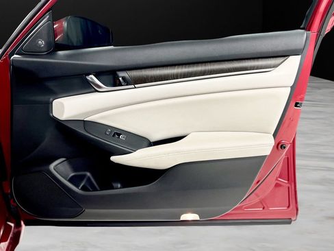 Used 2018 Honda Accord Touring image 39