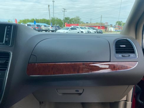 Used 2013 Chrysler Town & Country Touring-L w/ Driver Convenience Group FWD image 16