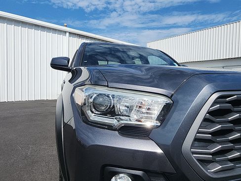 Used 2021 Toyota Tacoma TRD Off-Road w/ Technology Package AWD/4WD image 12