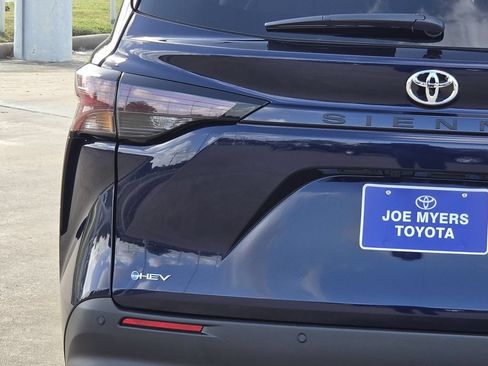 Used 2026 Toyota Sienna XLE FWD image 10