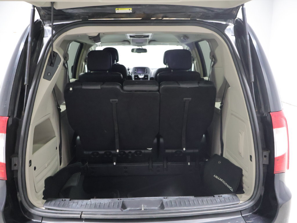 Used 2012 Chrysler Town & Country Touring w/ Entertainment Group #1 FWD image 4