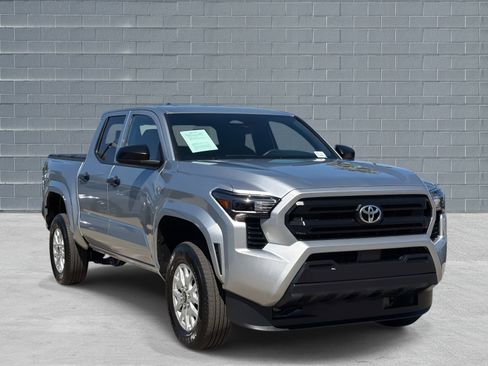 Used 2025 Toyota Tacoma SR image 1