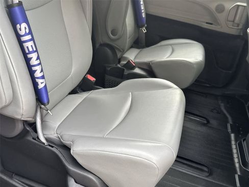 Used 2022 Toyota Sienna XLE FWD image 16