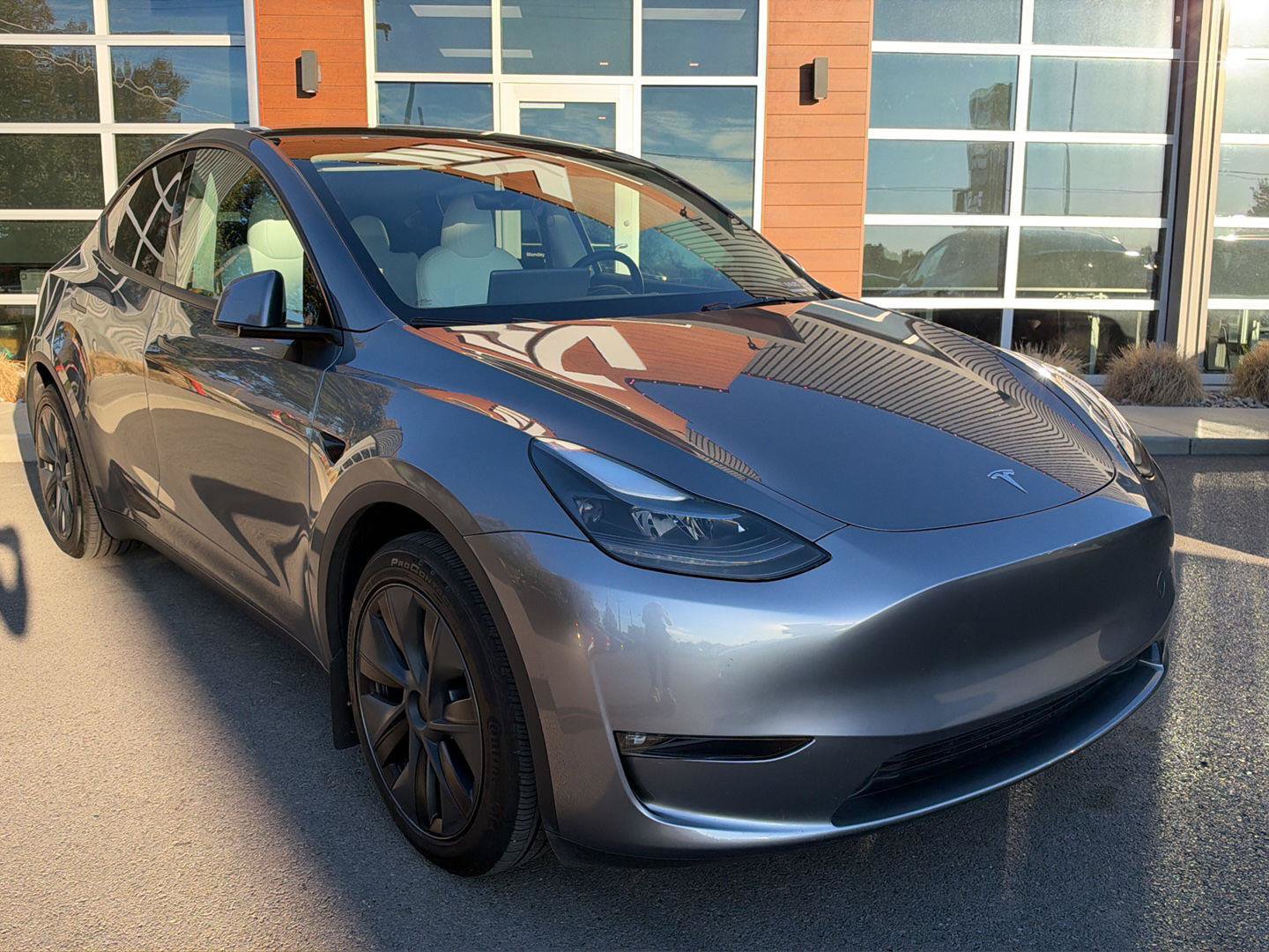 Used 2024 Tesla Model Y Long Range AWD/4WD image 2