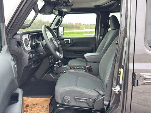 Used 2025 Jeep Wrangler Unlimited Sahara AWD/4WD image 13