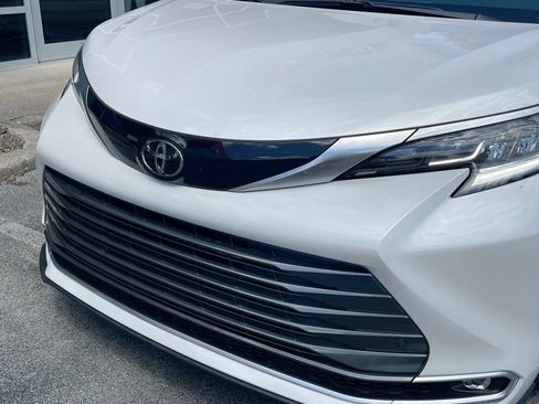Used 2026 Toyota Sienna Limited FWD image 19