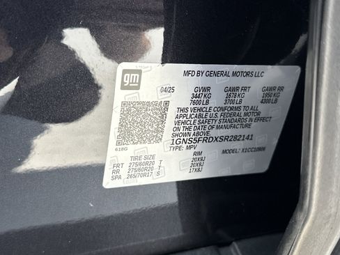 Used 2025 Chevrolet Suburban Premier RWD image 36