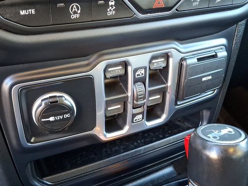 Used 2018 Jeep Wrangler Unlimited Sahara w/ Dual Top Group image 25