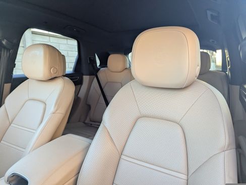 Certified 2022 Porsche Cayenne E-Hybrid image 5