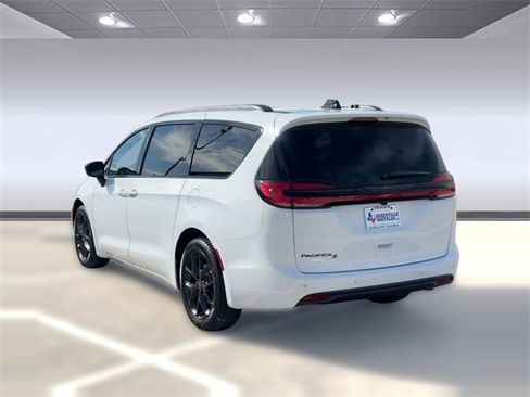 New 2026 Chrysler Pacifica Select w/ S Appearance Package image 3