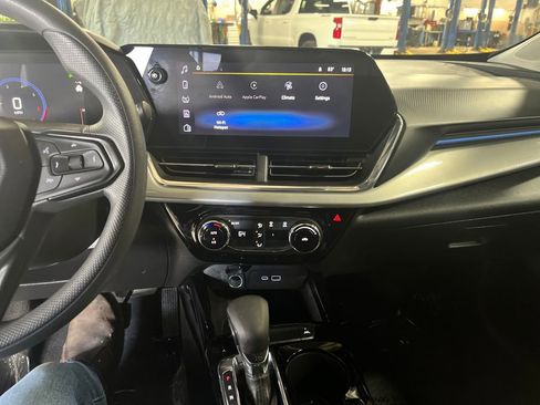 Used 2025 Chevrolet Trax LT FWD image 18