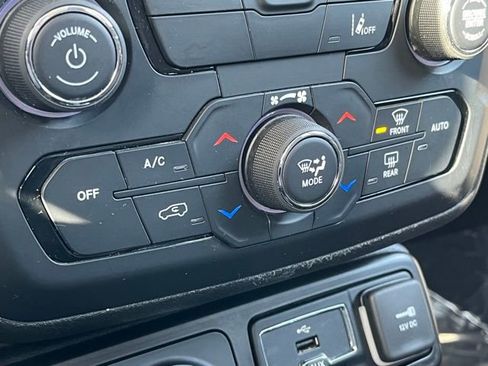 Used 2023 Jeep Renegade Latitude image 18