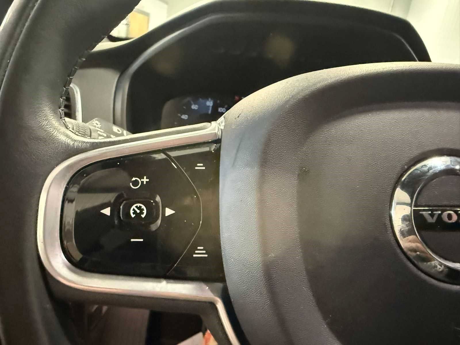 Used 2018 Volvo XC90 T6 Momentum w/ Convenience Package AWD/4WD image 30