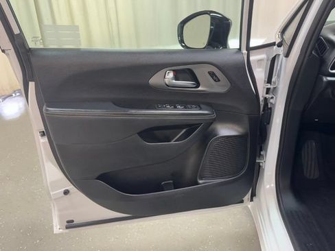 Used 2025 Chrysler Pacifica Select FWD image 11