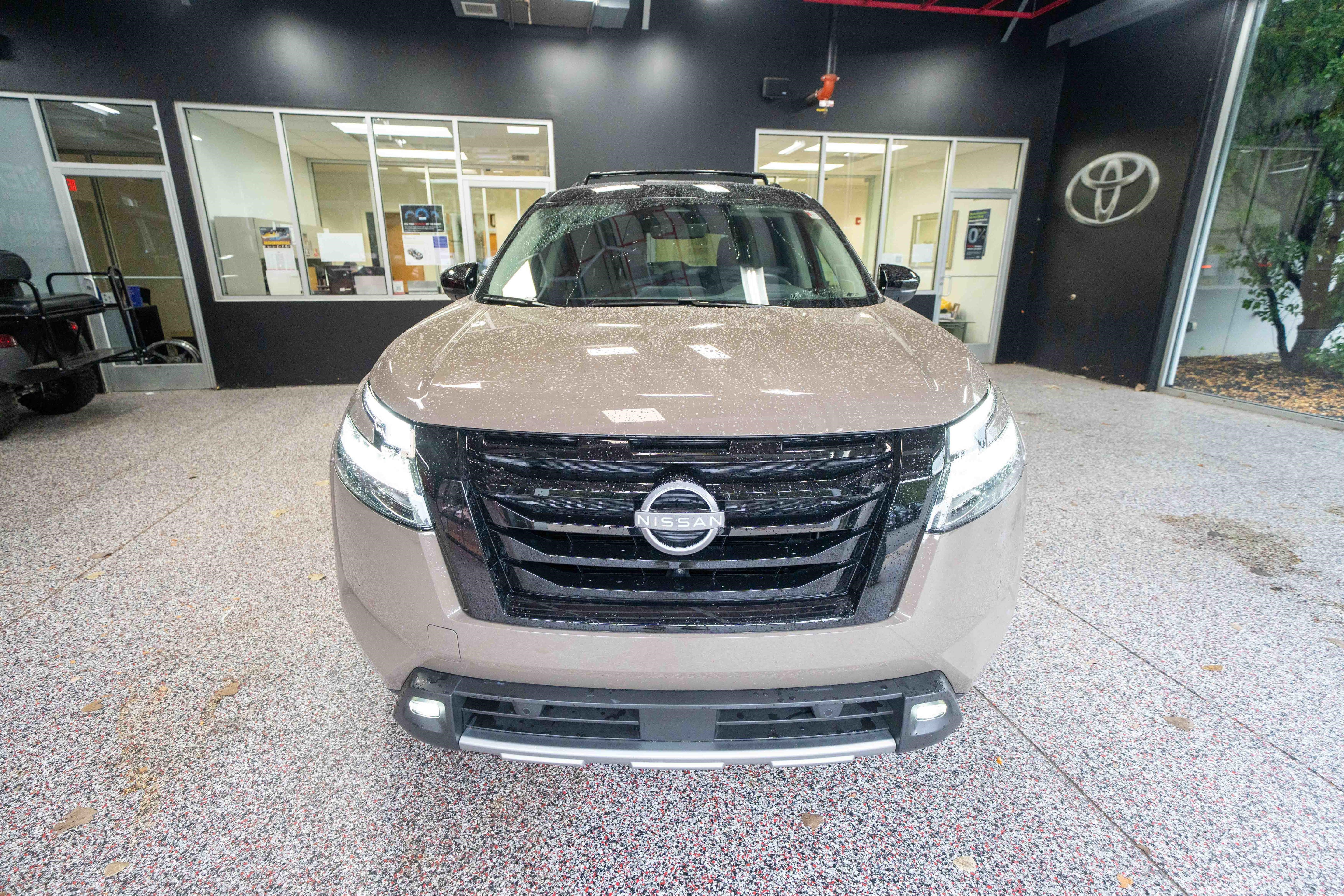Used 2024 Nissan Pathfinder Platinum AWD/4WD image 6