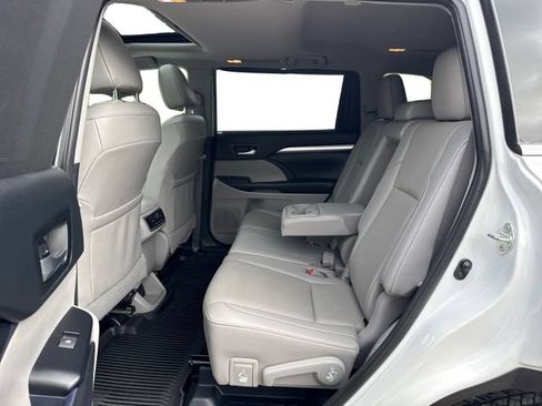 Used 2019 Toyota Highlander XLE AWD/4WD image 11