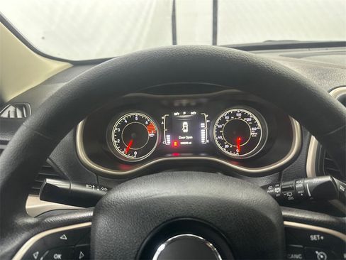 Used 2016 Jeep Cherokee Sport image 27