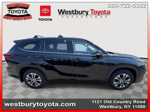 Used 2022 Toyota Highlander XLE AWD/4WD image 11